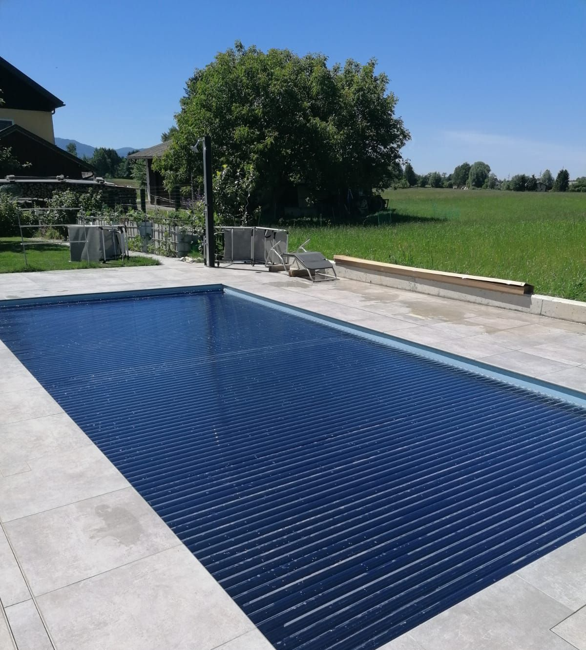 Ein großes Schwimmbecken mit einer blauen Abdeckung