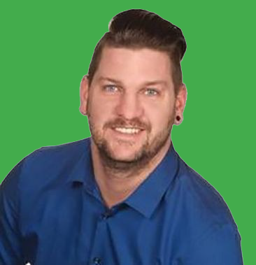 Ein Mann mit Bart trägt ein blaues Hemd und lächelt.