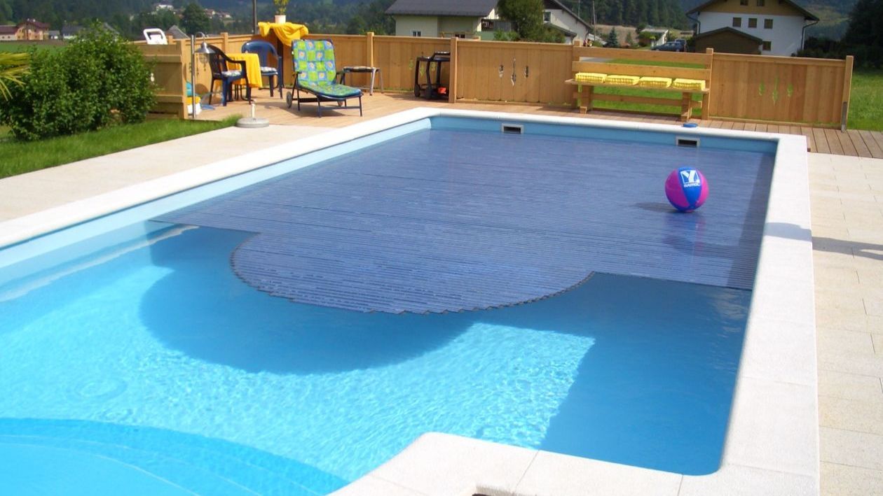 Ein großes Schwimmbecken mit einem Ball darin