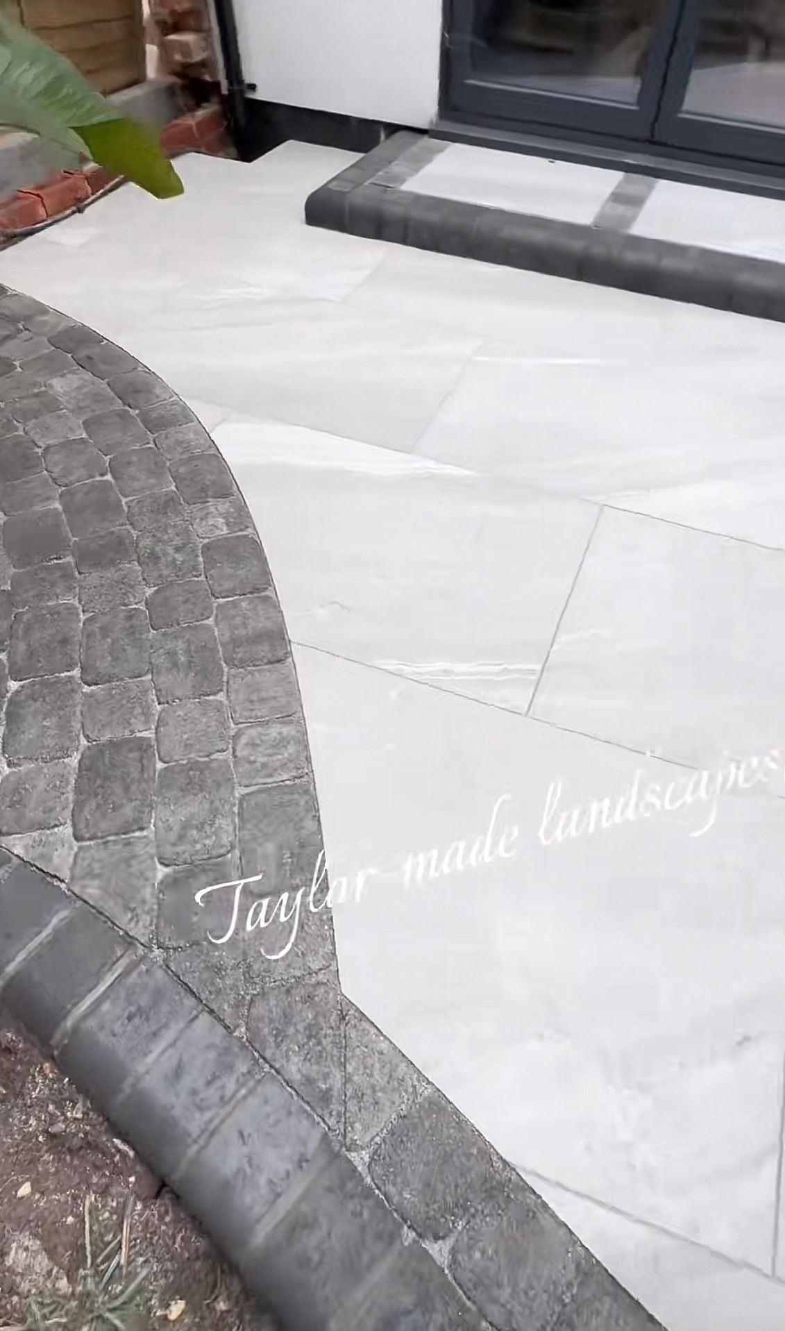 Vor einem Haus wird eine Terrasse gebaut.