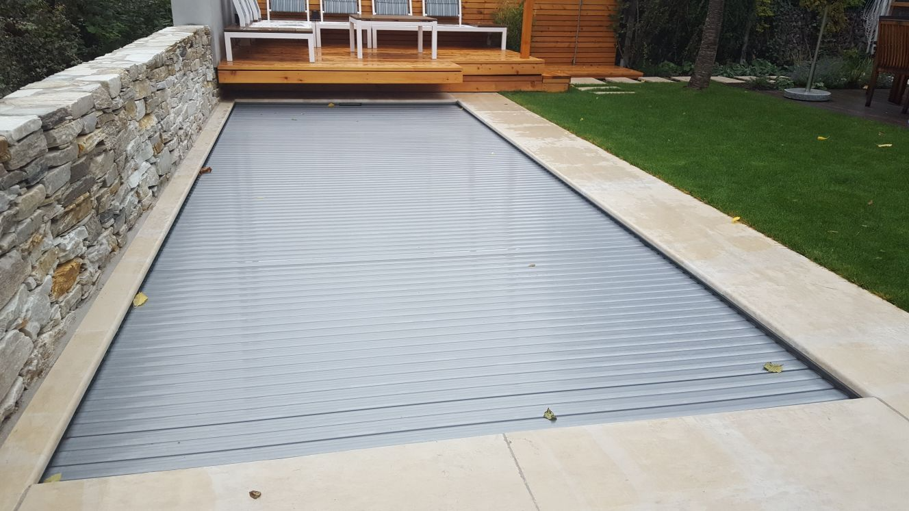 Ein Schwimmbecken mit einer grauen Abdeckung