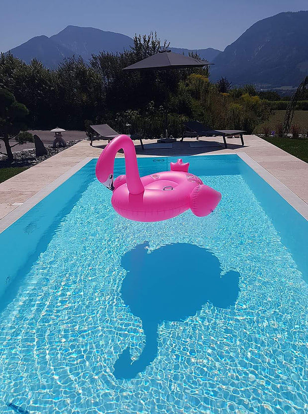 Ein rosa Flamingo-Float schwimmt in einem Schwimmbecken