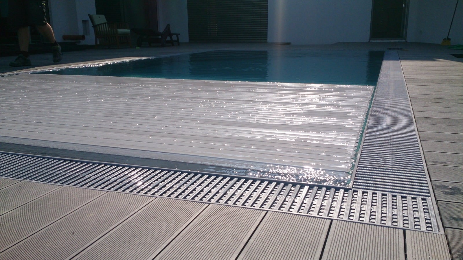 Ein Swimmingpool mit einer Holzterrasse drumherum