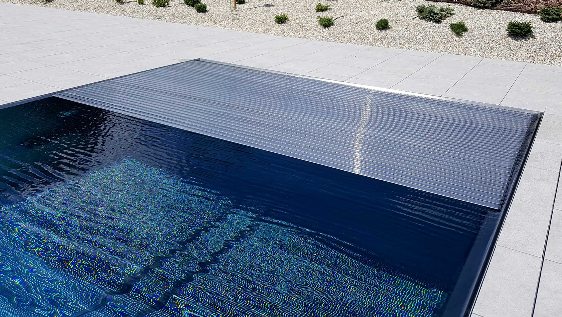 Ein Schwimmbecken mit einer Abdeckung darüber.