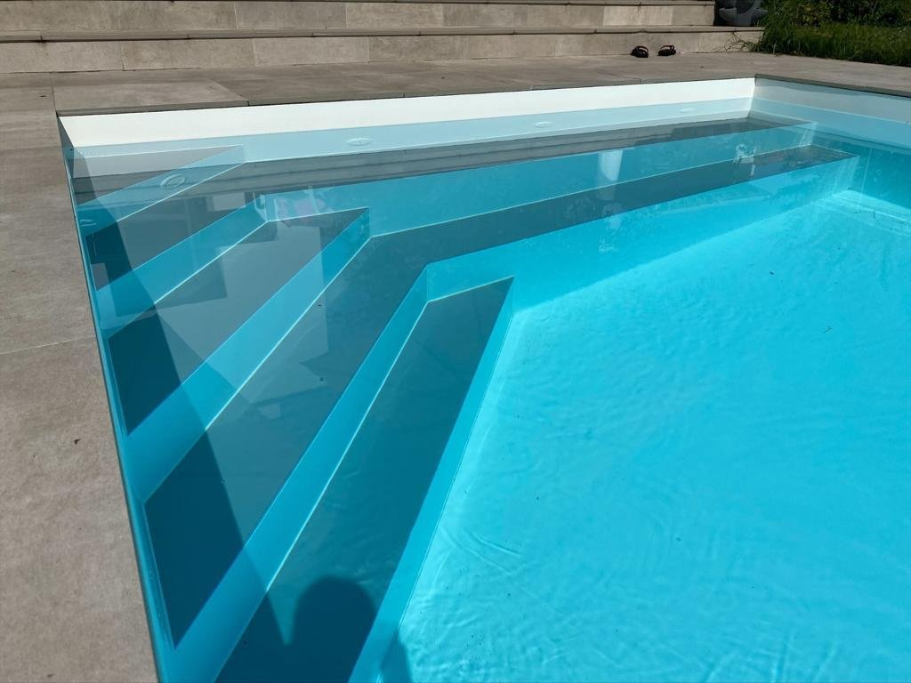 Ein Swimmingpool mit einer Treppe, die hinaufführt