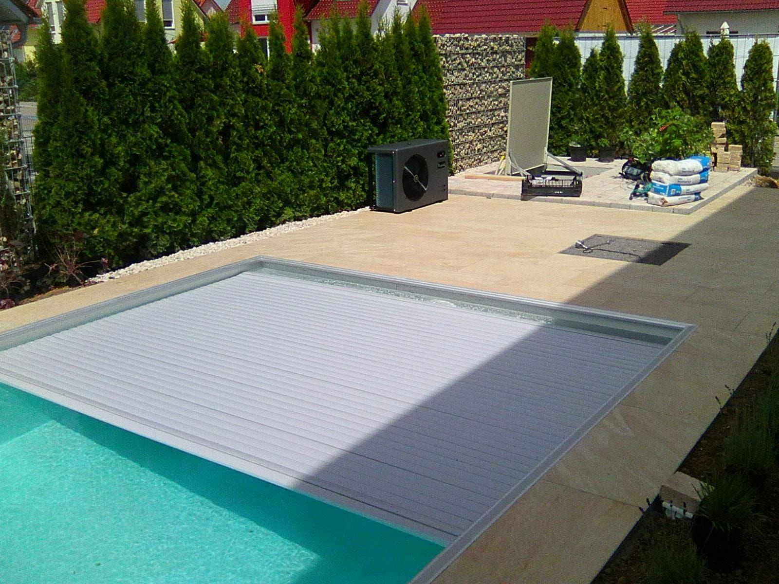 Ein Schwimmbecken mit einer weißen Abdeckung