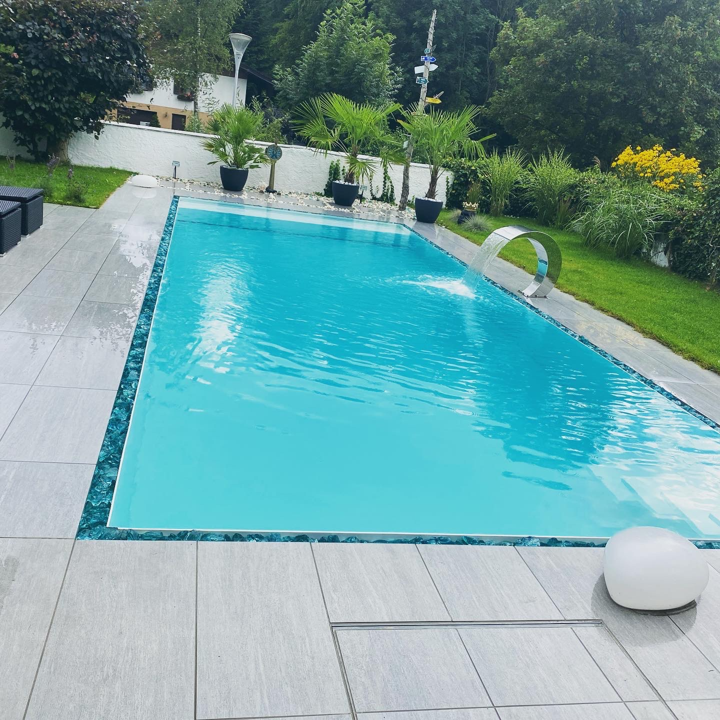 Ein großes Schwimmbecken mit einem Wasserfall in der Mitte