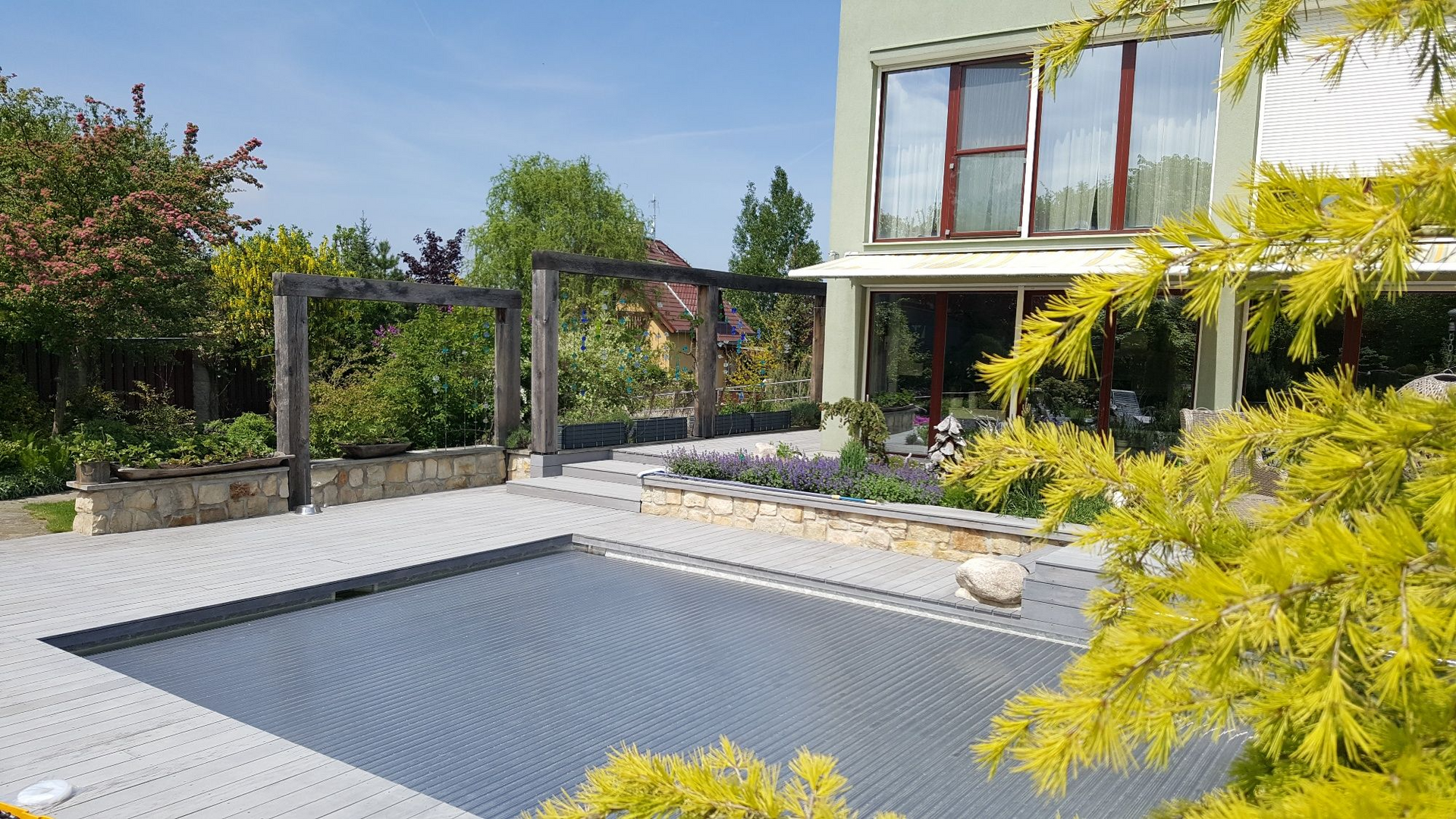 Ein großes Haus mit einem Swimmingpool davor.