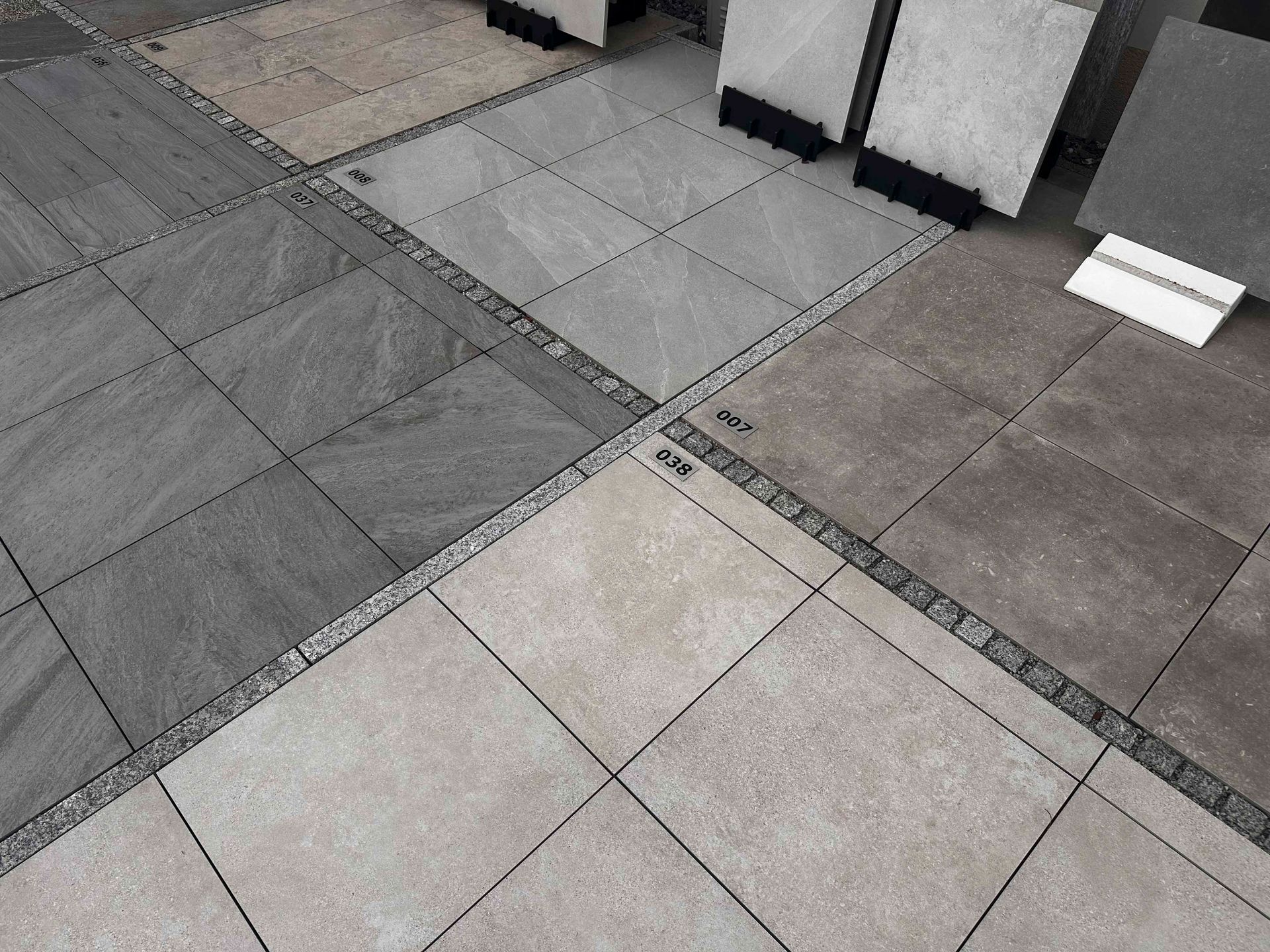 Auf dem Boden liegen viele verschiedene Arten von Fliesen.