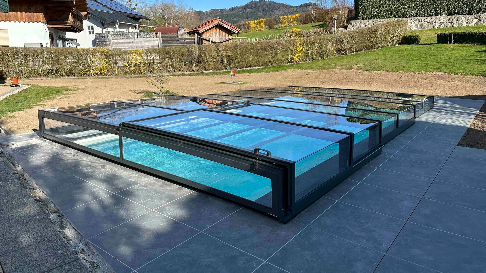 Ein Schwimmbecken mit einer Abdeckung darüber.