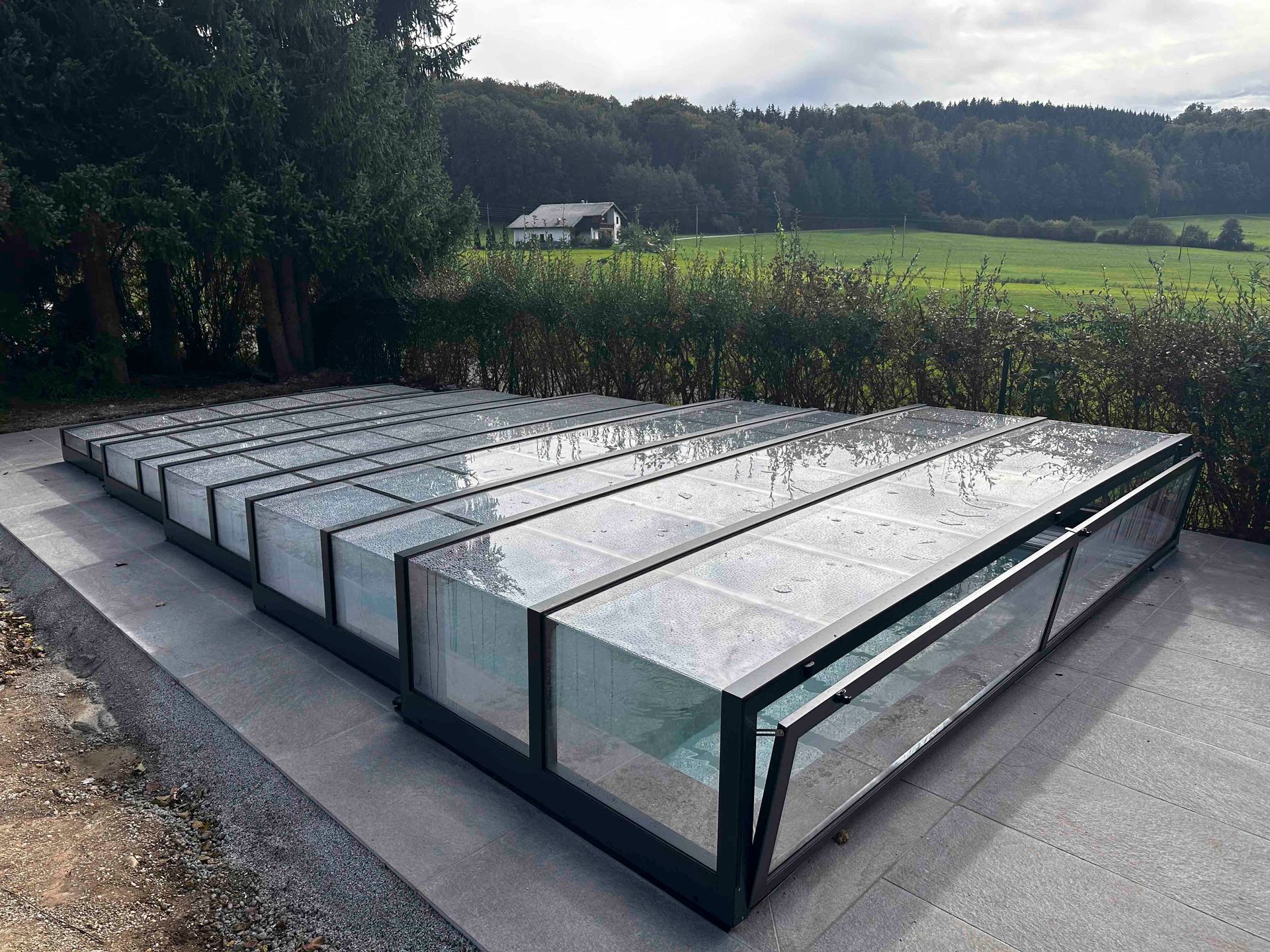 Ein Schwimmbecken mit einer Abdeckung darüber