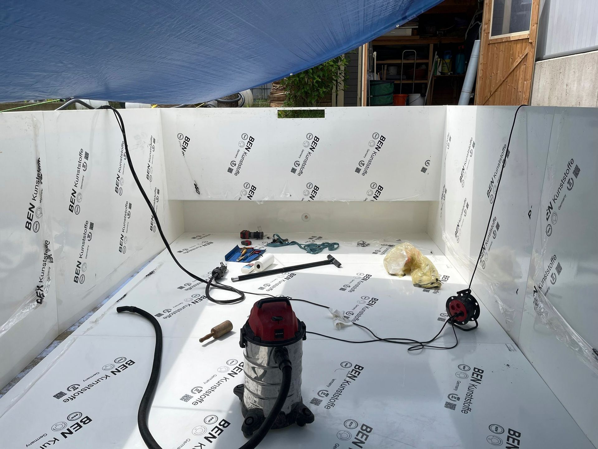 Ein Staubsauger steht mitten in einem weißen Raum