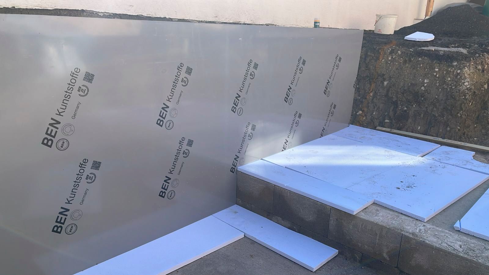 Eine Wand mit vielen Styroporstücken darauf.