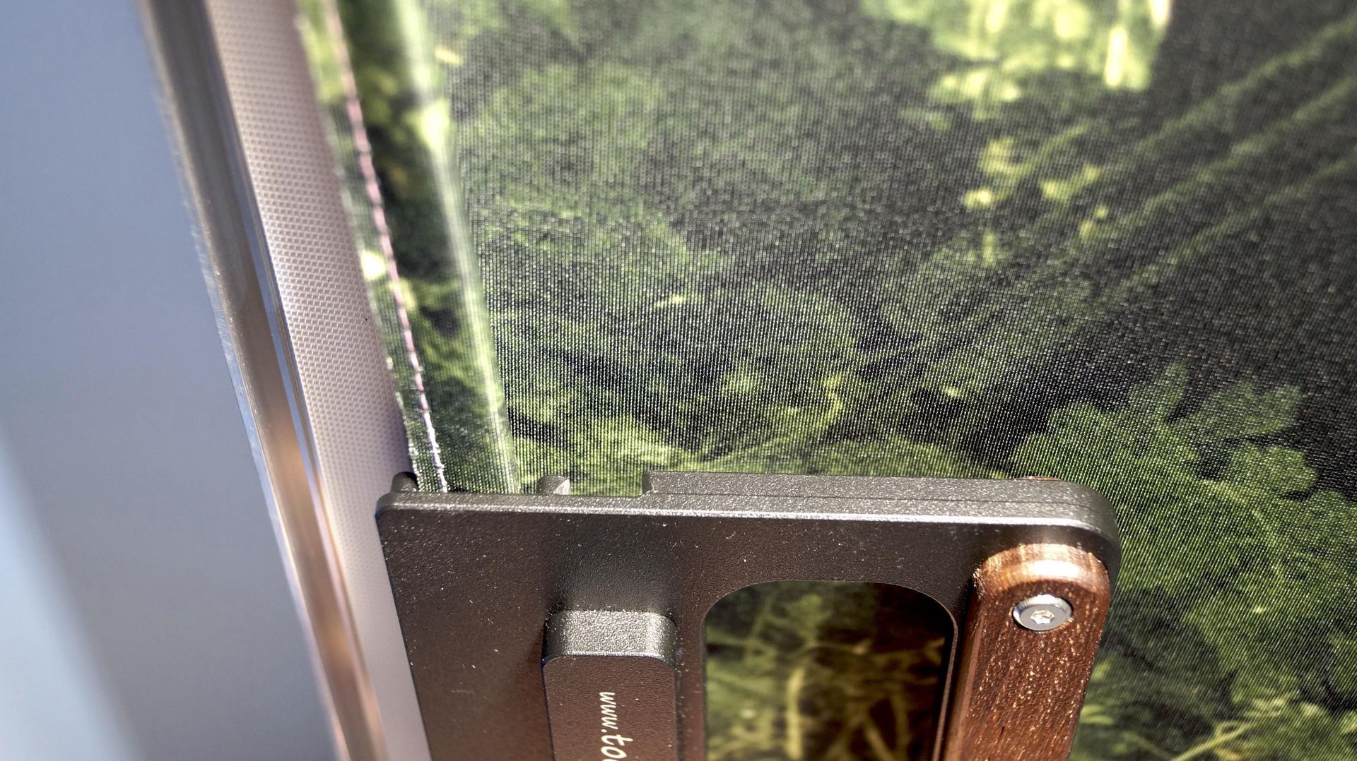 Eine Nahaufnahme von einem Stück Metall mit einem Bild darauf