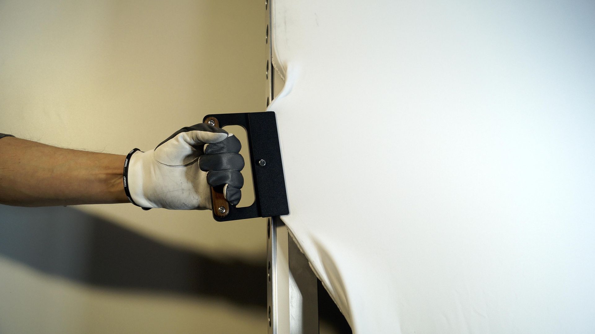 Eine Person hält ein Spann-Werkzeug