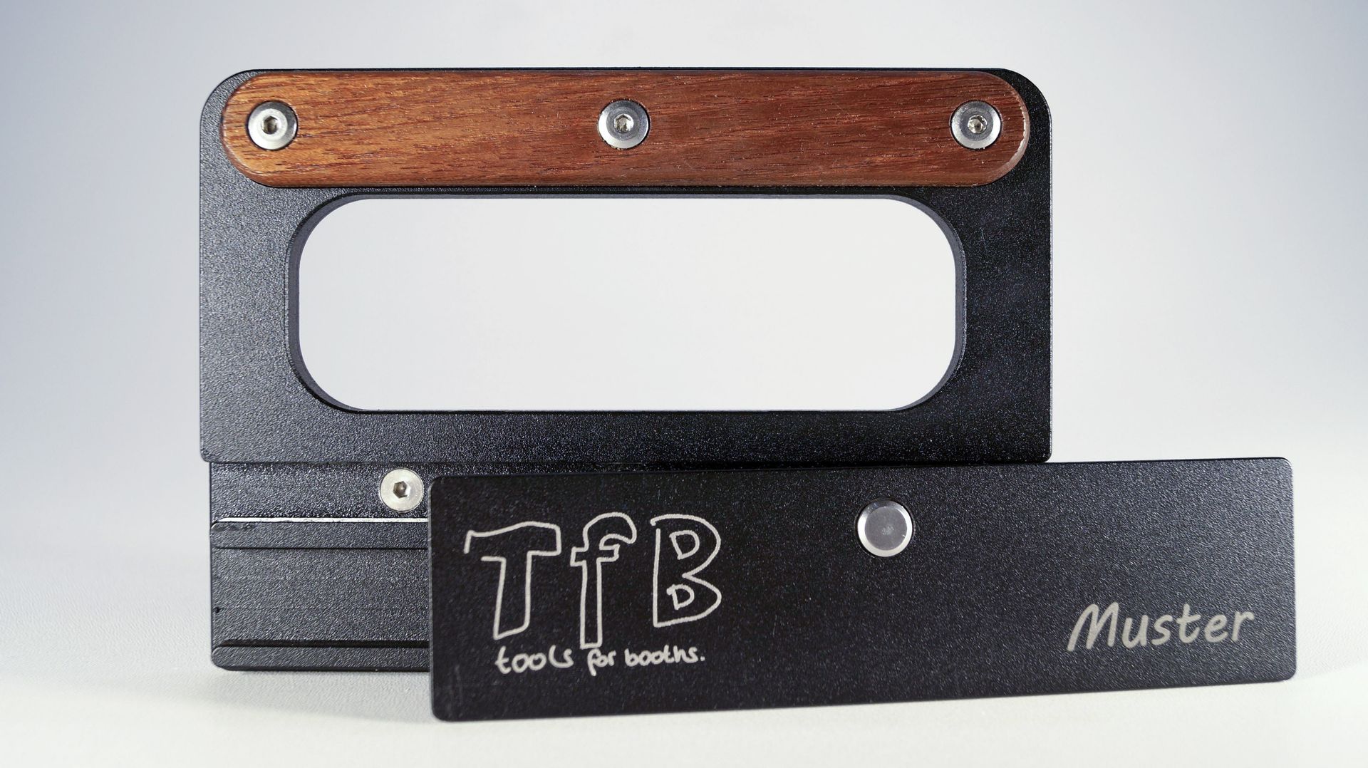 Ein schwarzer Gegenstand mit dem Wort Muster darauf