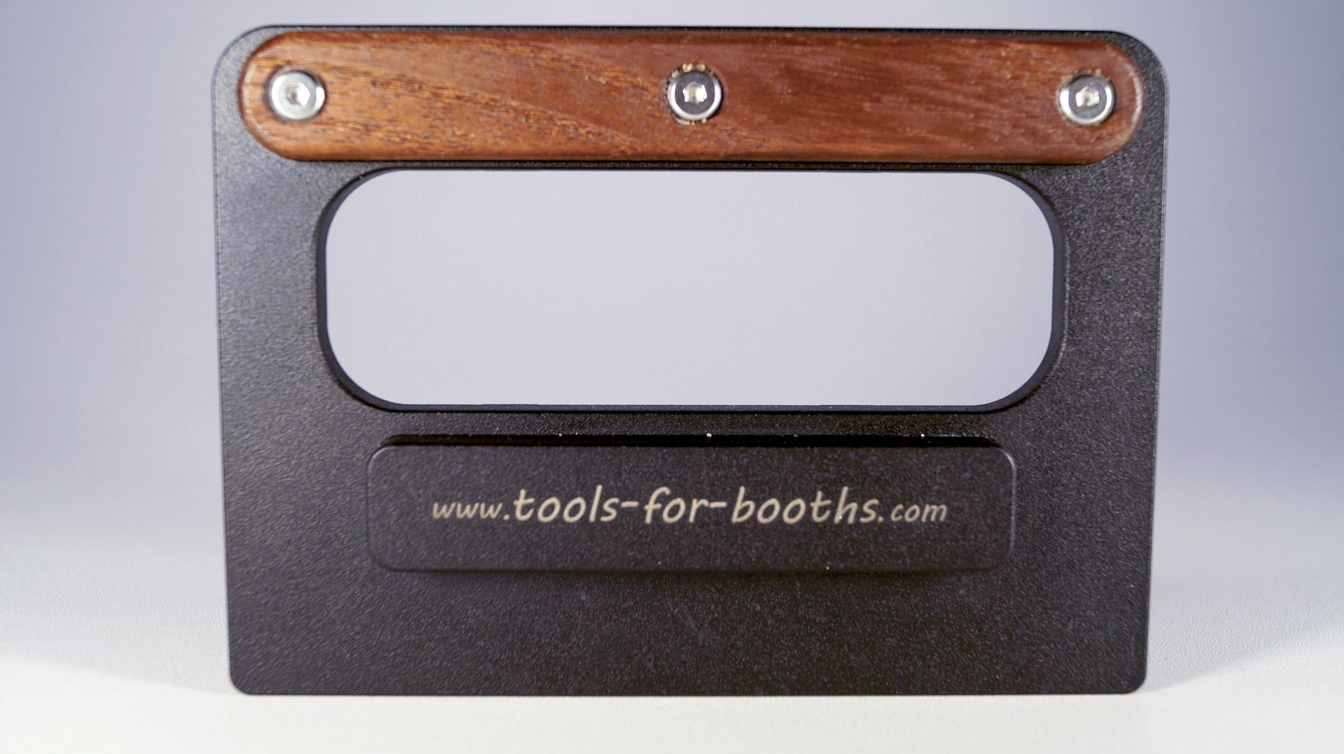 Ein Werkzeug mit der Aufschrift tools-forbooths.com