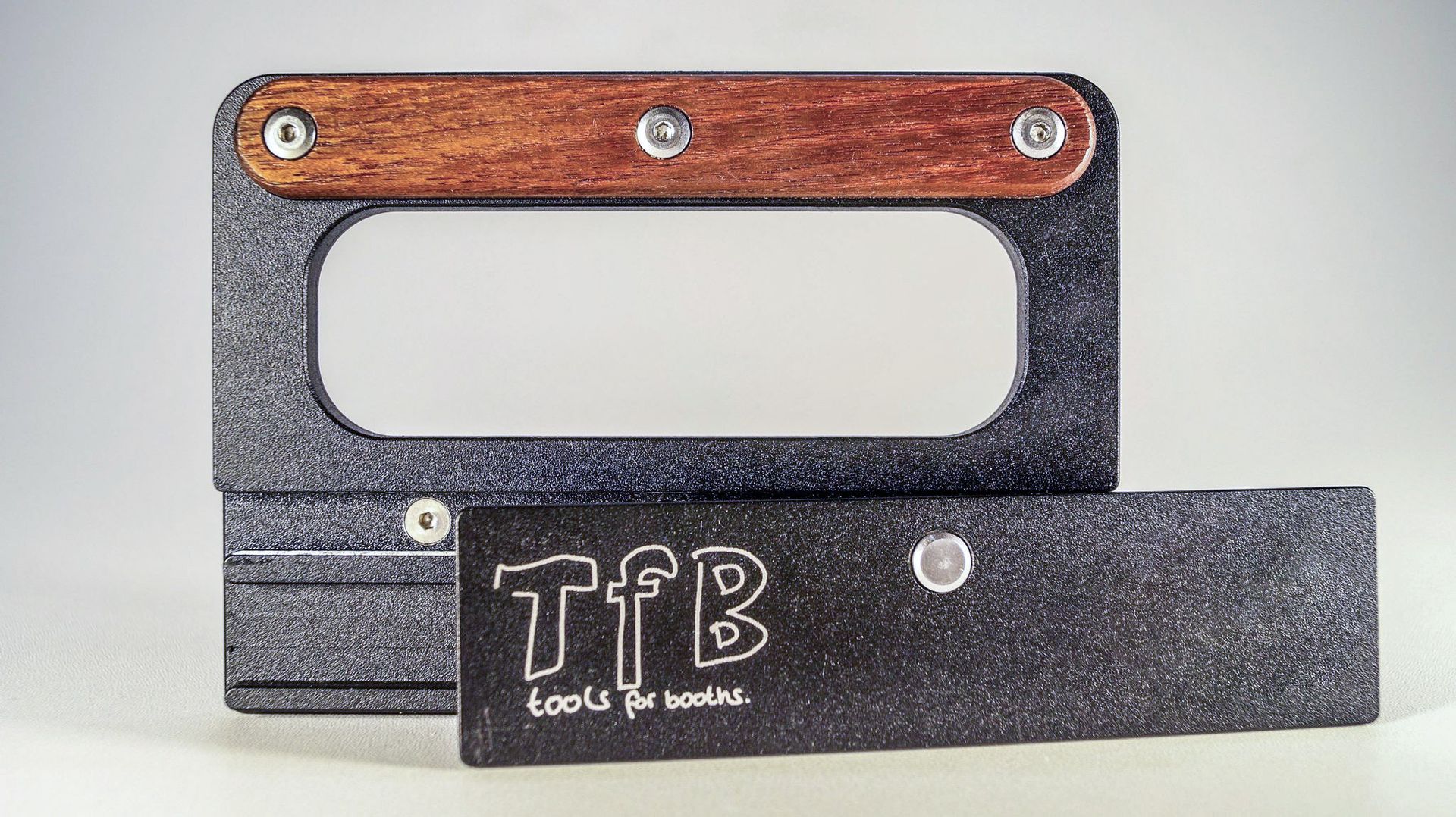Ein schwarzer Gegenstand mit dem Wort tfb darauf