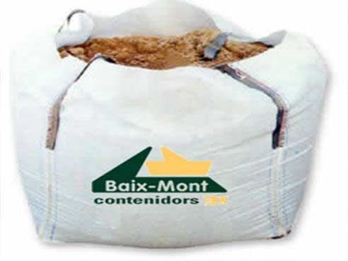 Una bolsa blanca con la inscripción Baix-Mont Contenedors.