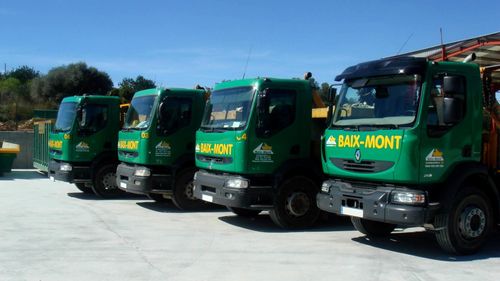Un contenedor de basura verde y amarillo está apilado uno encima del otro.