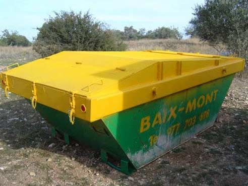 Un contenedor de basura verde y amarillo con la palabra Baix-Mont en él.