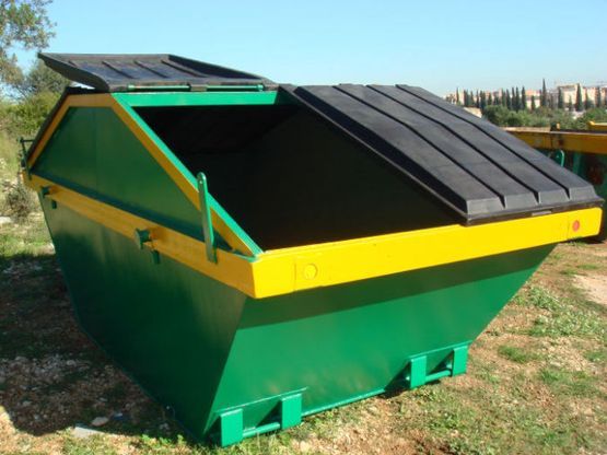 Un contenedor de basura verde y amarillo está apilado uno encima del otro.