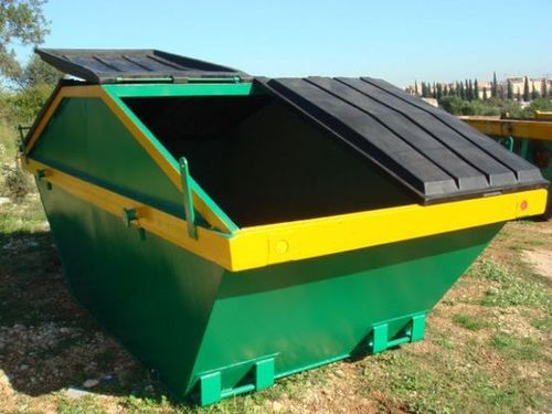 Un contenedor de basura verde y amarillo está apilado uno encima del otro.