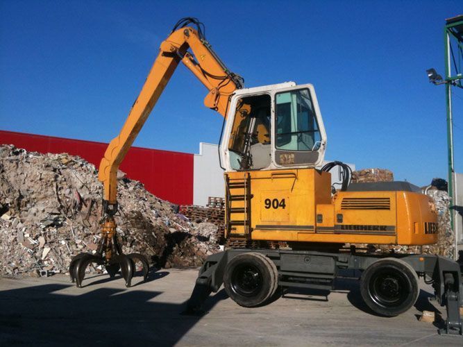 Una excavadora amarilla con el número 994.