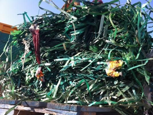 Un montón de hierba verde se encuentra sobre una plataforma de madera.