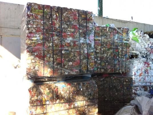 Un montón de latas están apiladas una encima de otra.