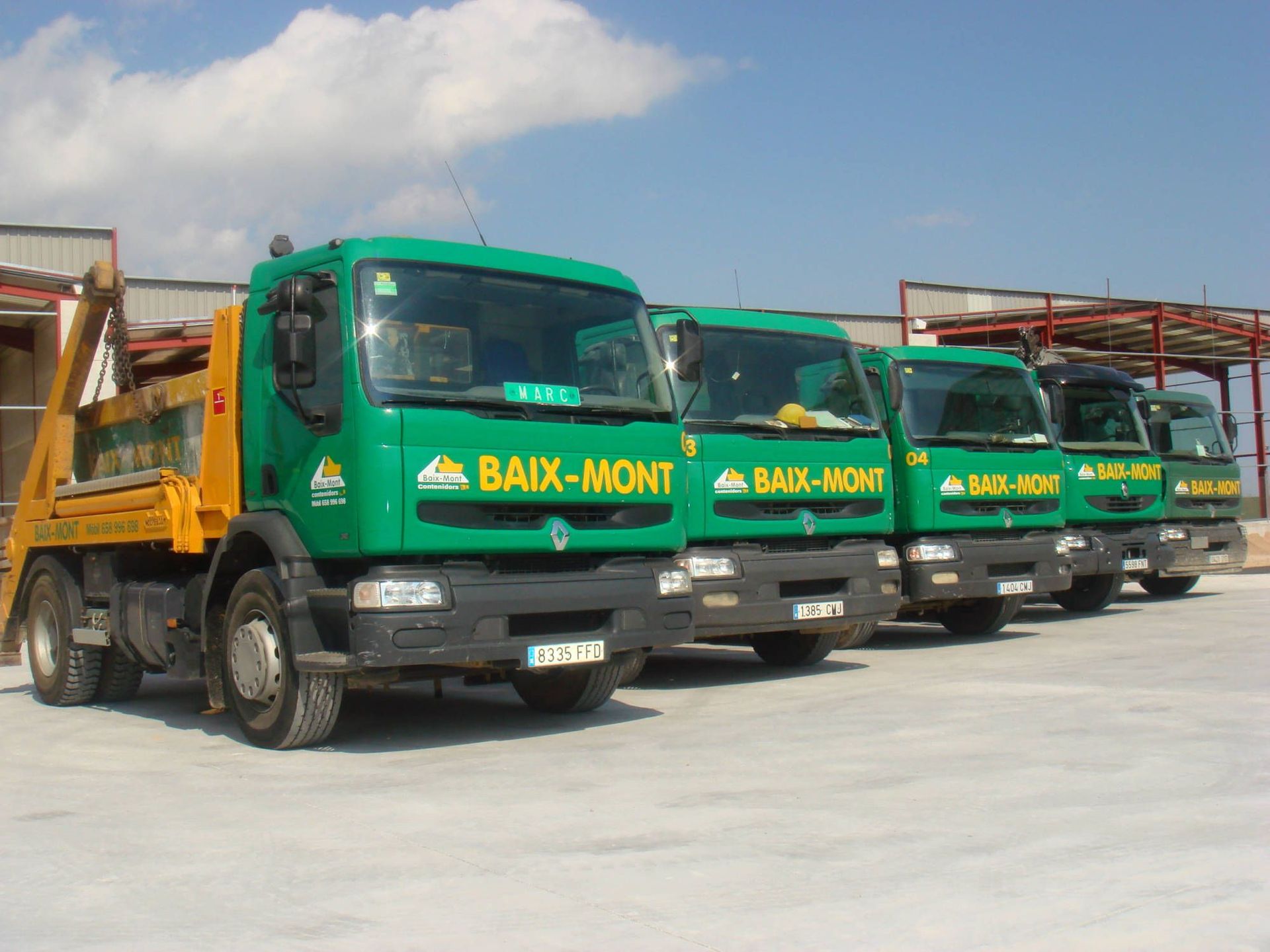 Una fila de camiones del Baix-Mont están estacionados en un estacionamiento