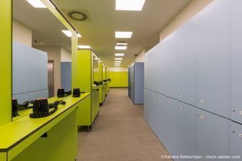 Schließfächer gegenüber von Spiegeln