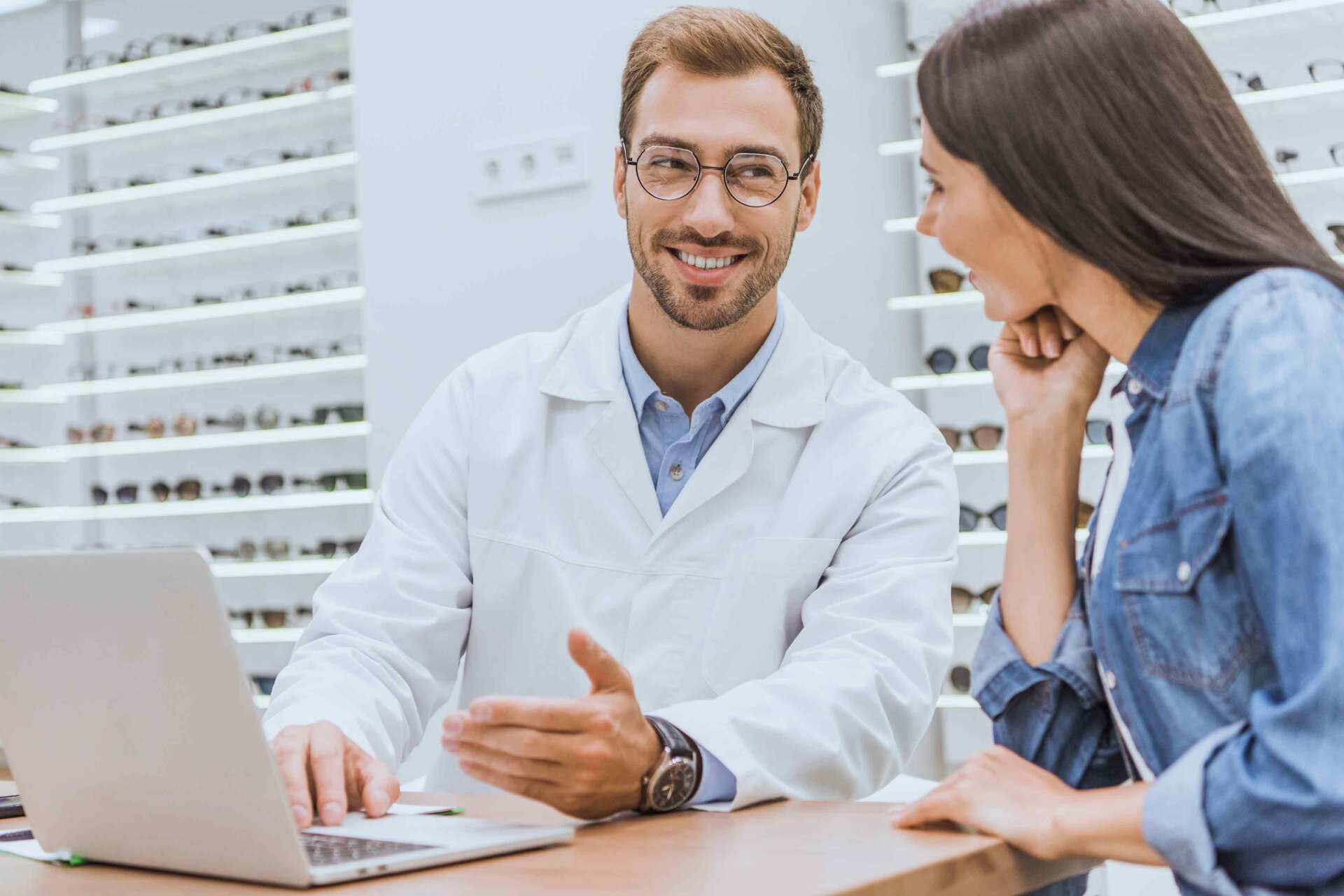 Une cliente discutant avec son opticien