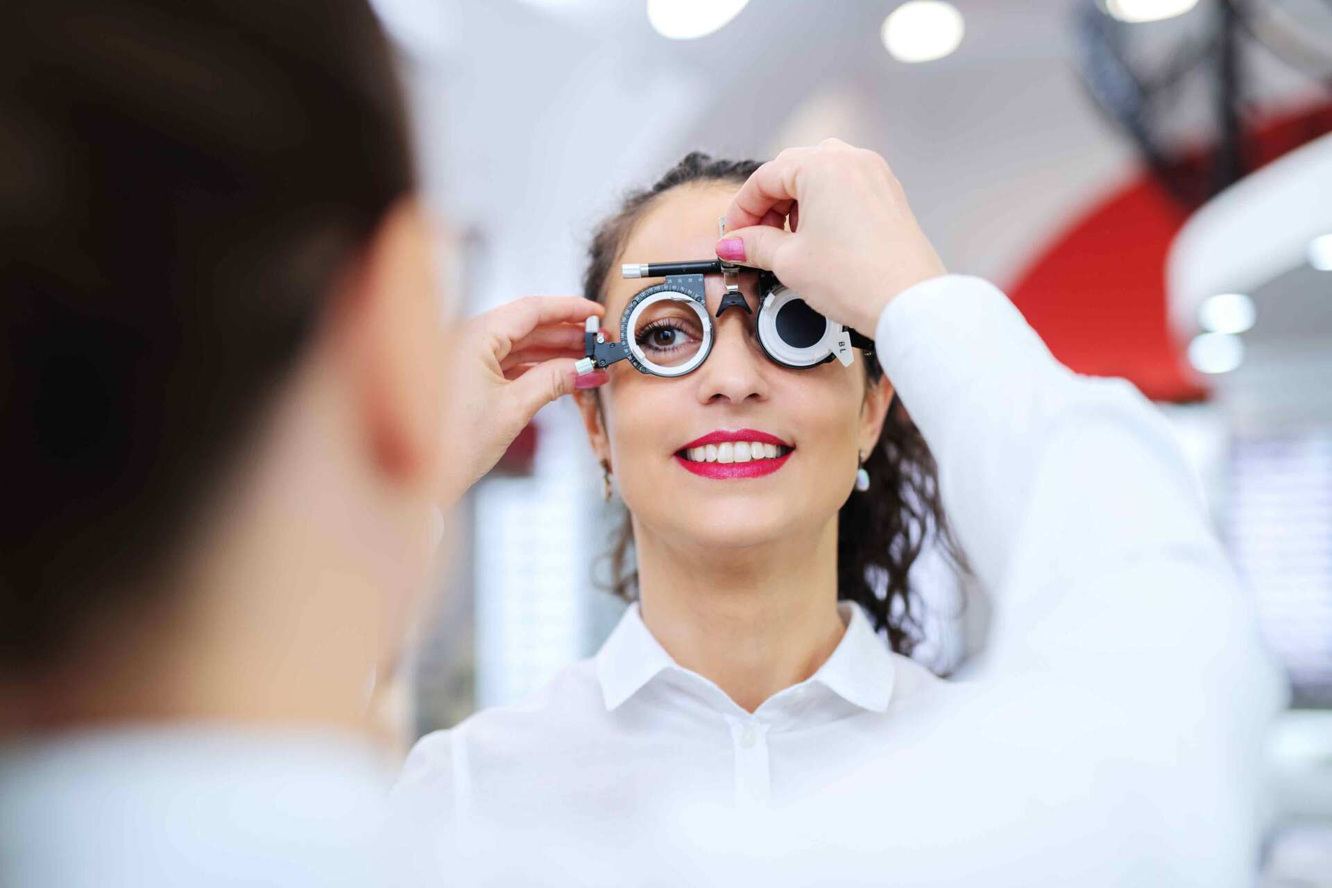 Une femme effectuant un bilan optique