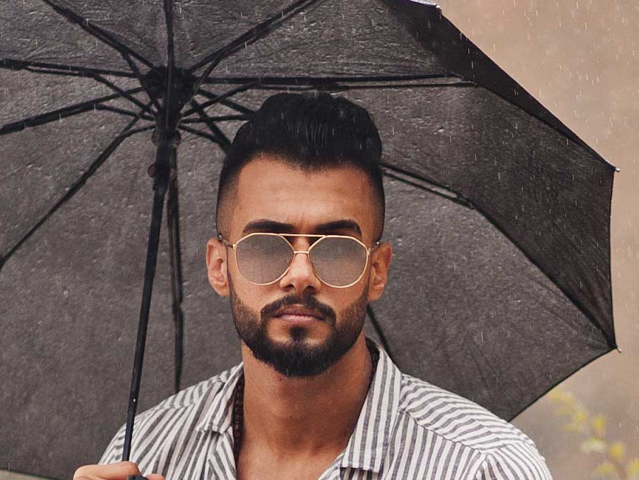 Homme portant des lunettes solaire aux verres changeants