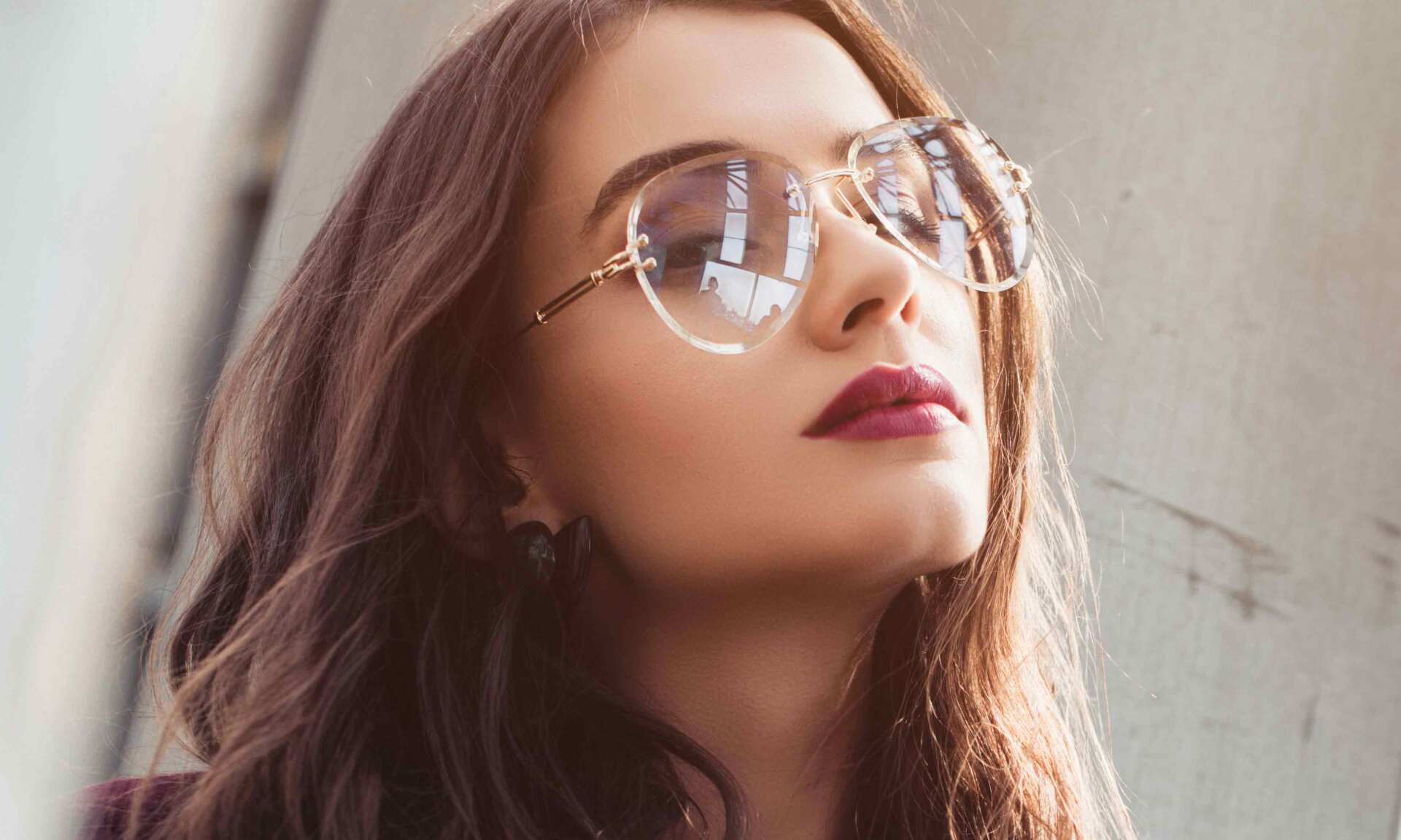 Femme urbaine portant des solaires