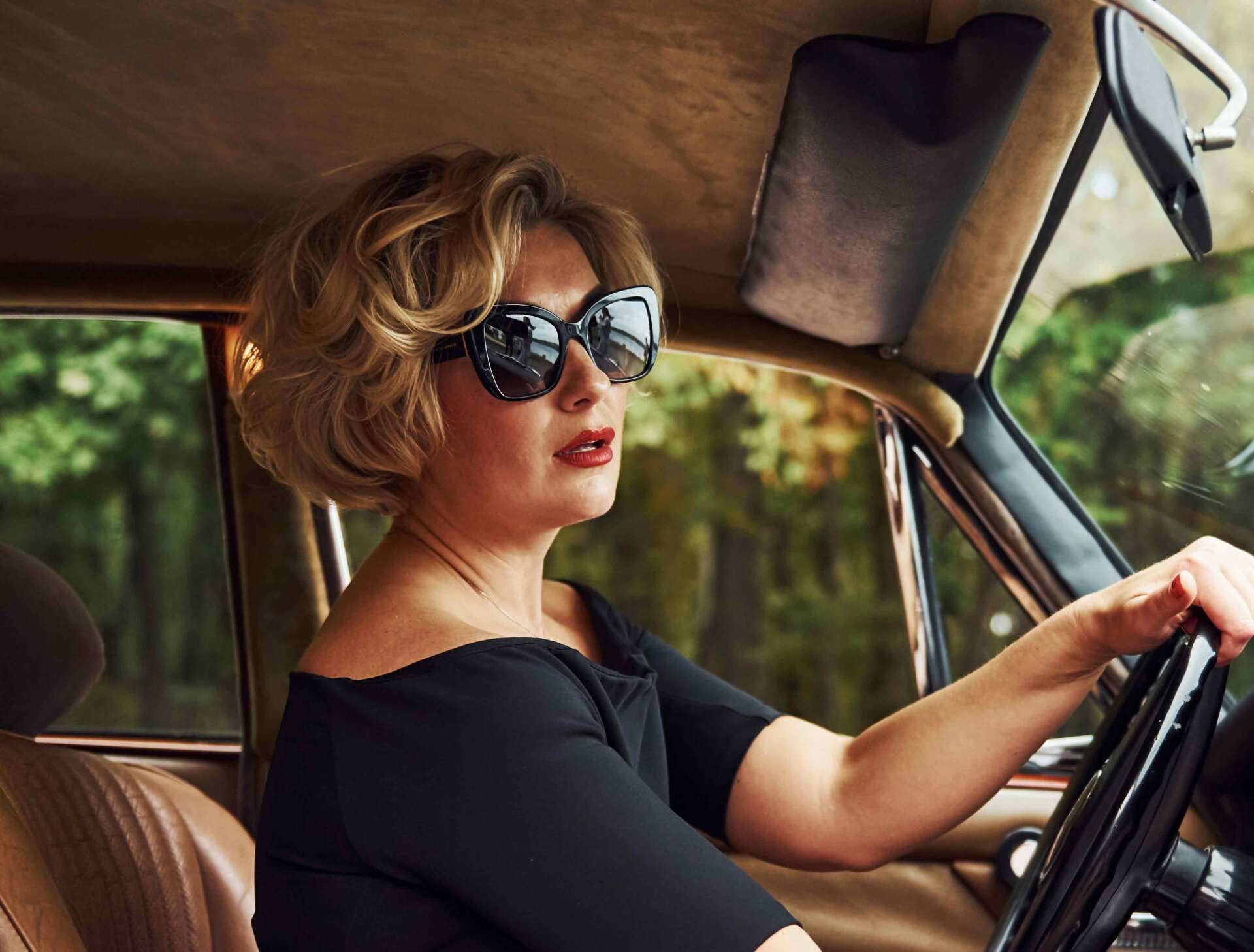 Femme portant des lunettes de soleil en voiture