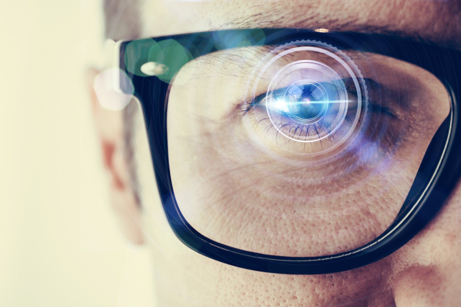 Vue de près sur le visage d'un homme portant des lunettes de vue