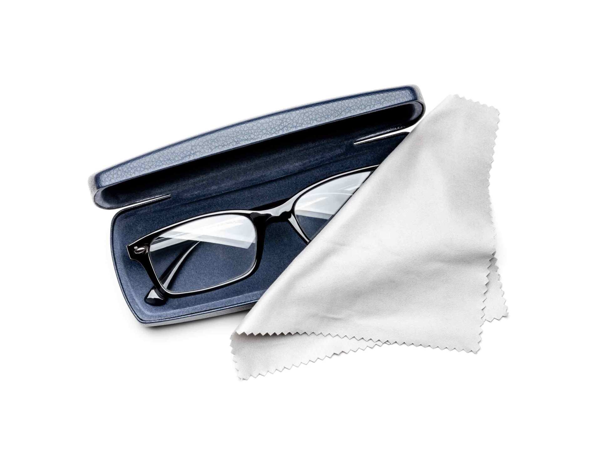 Un étui de lunettes avec lingette nettoyante