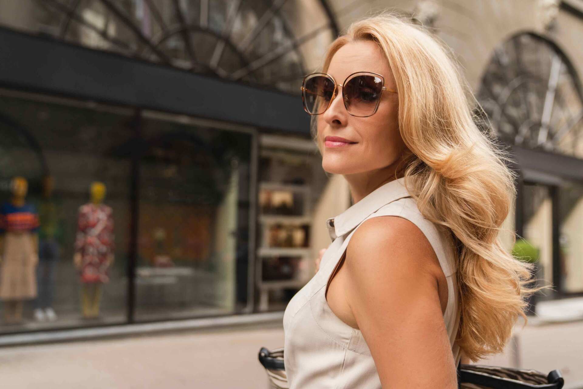 Une femme dans la rue portant des lunettes aile de papillon