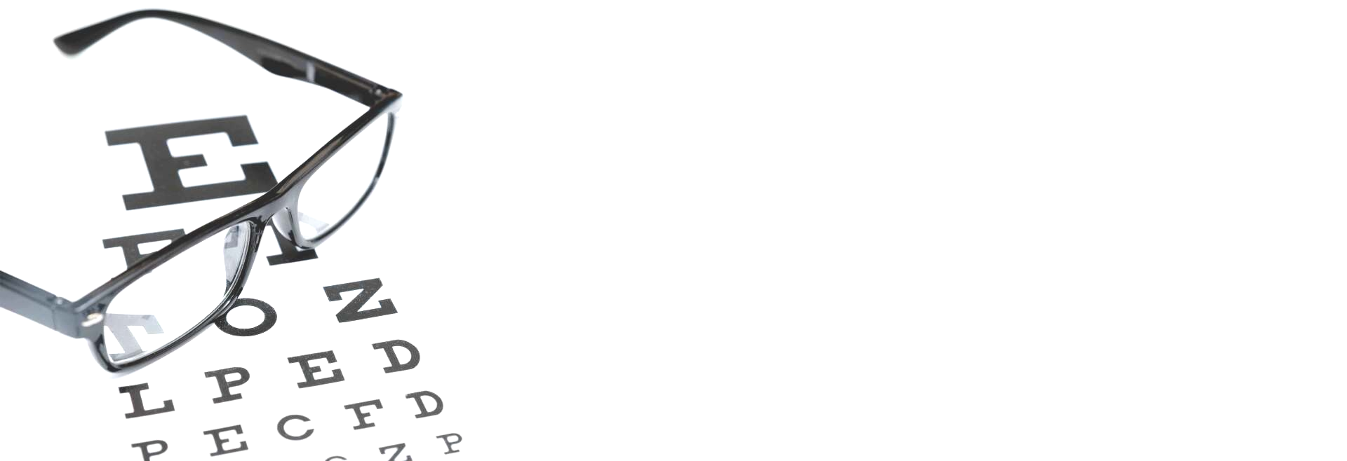 Une paire de lunettes sur une pancarte de test de vue