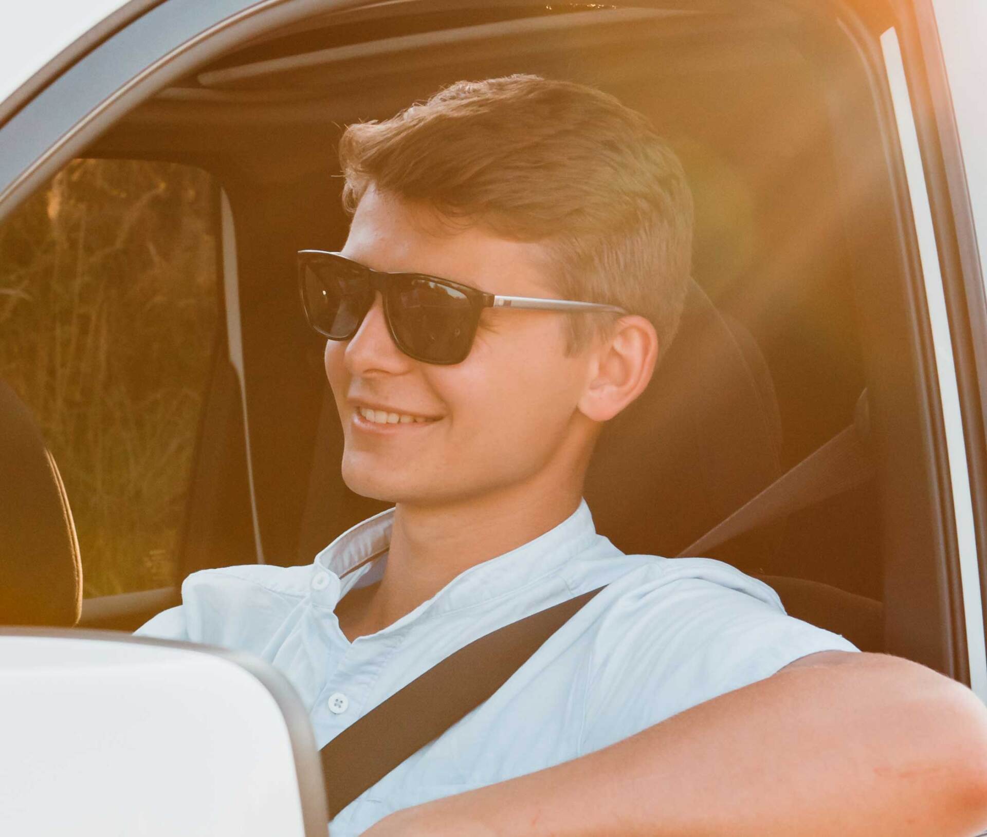 Un homme en voiture avec des lunettes solaires