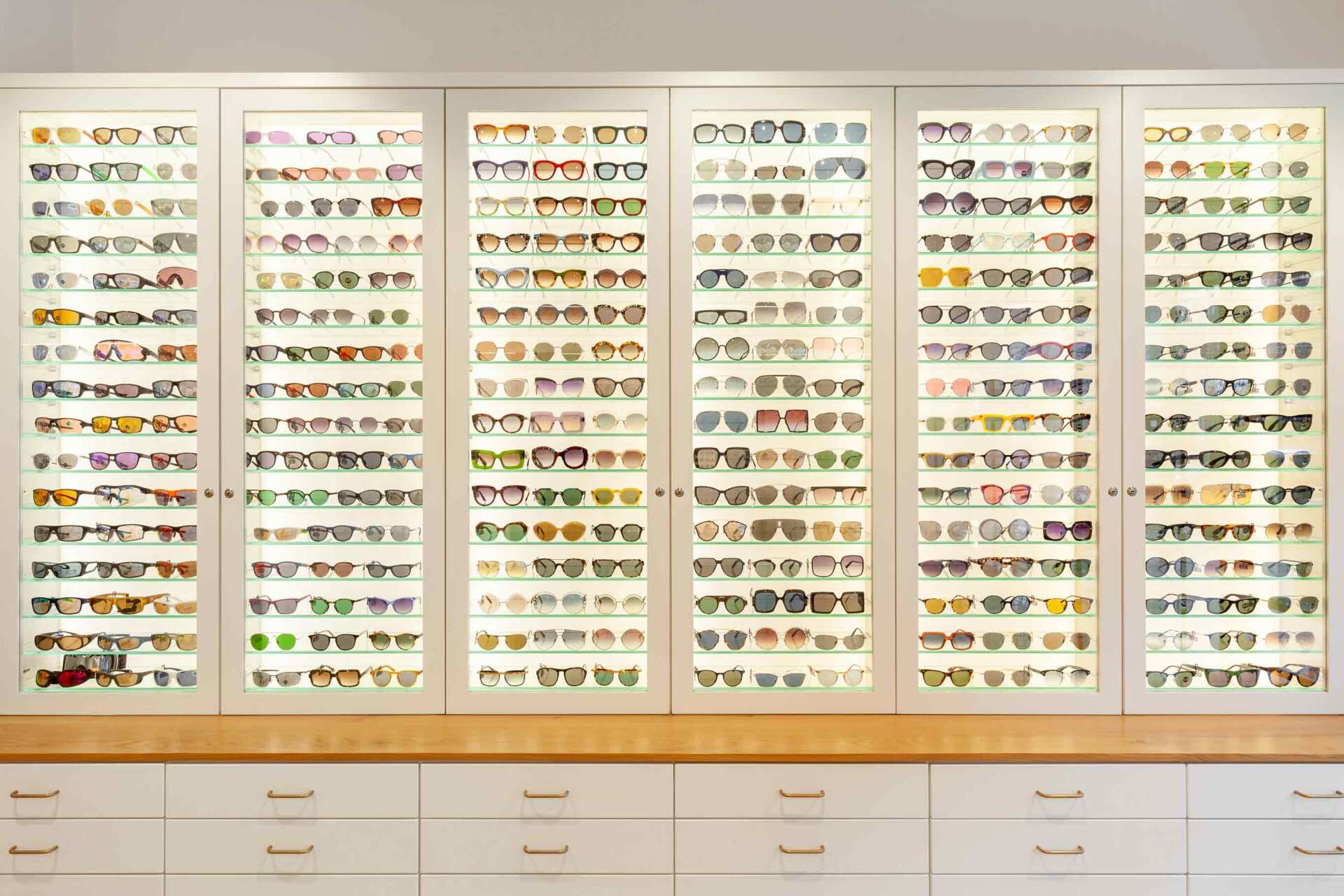 Mur de lunettes de soleil chez Optique Potisek