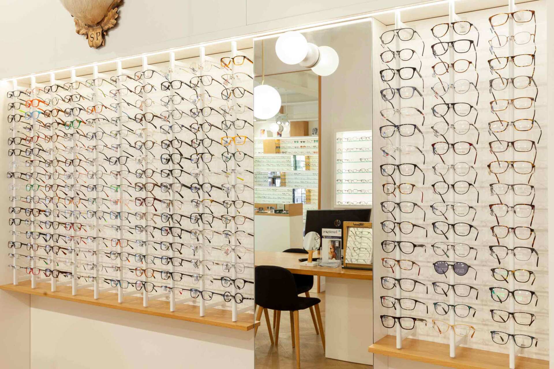 Mur de lunettes de vue dans notre boutique