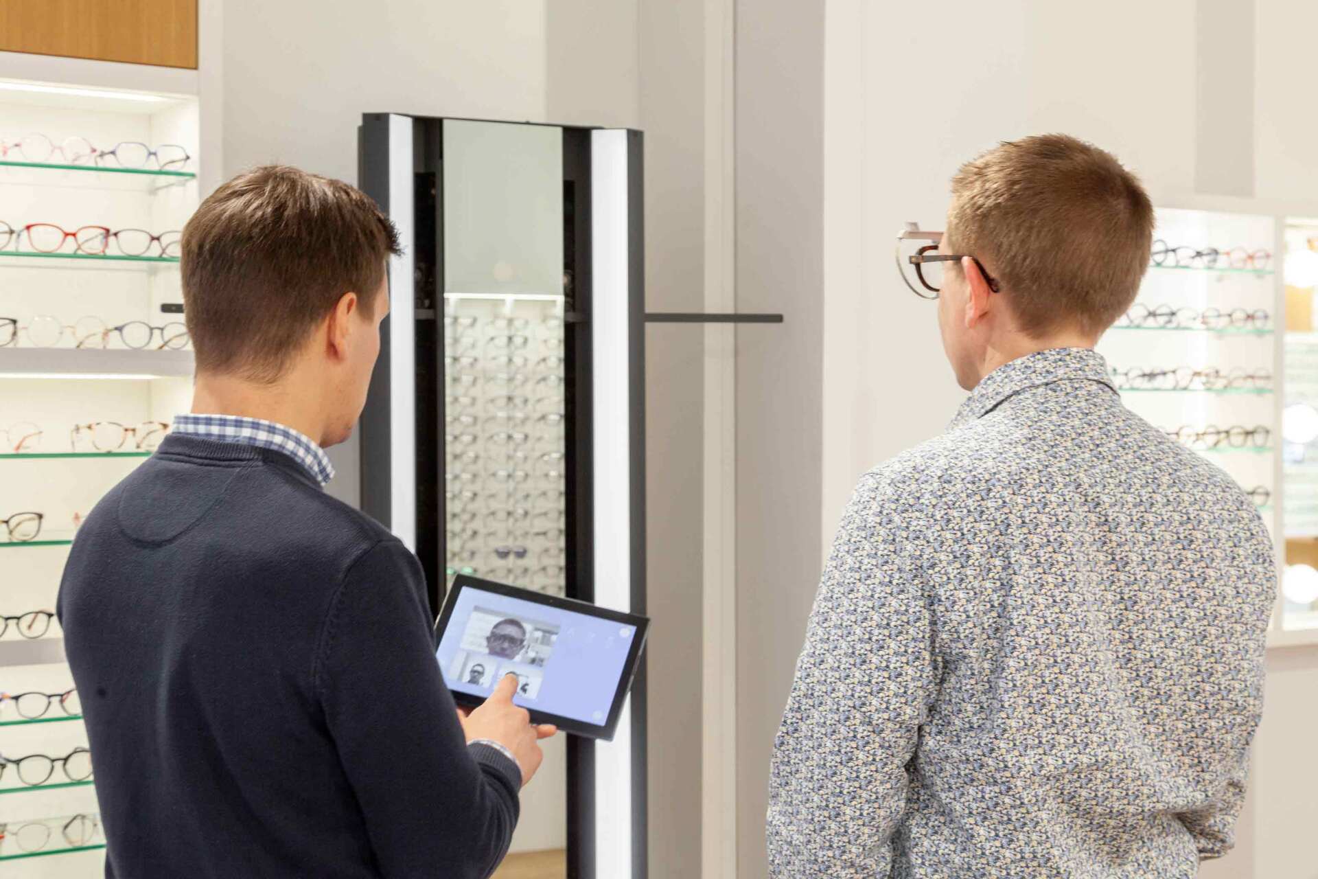 Un opticien avec un client