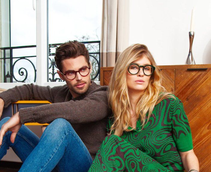 Une femme et un homme portant des lunettes de vue stylés