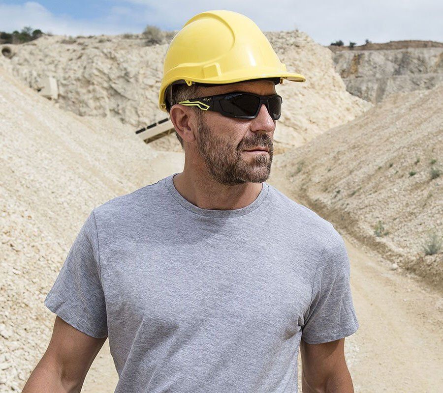 Homme portant des lunettes de sécurité sur un chantier extérieur