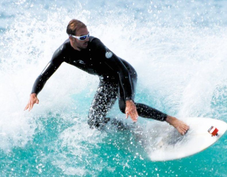 Un surfer sur la vague