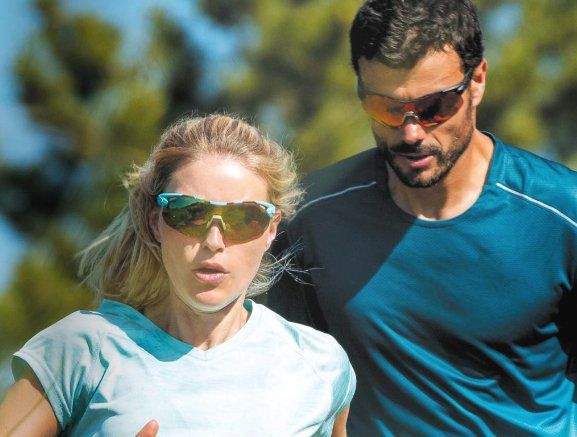 Femme avec des lunettes de soleil pour le sport