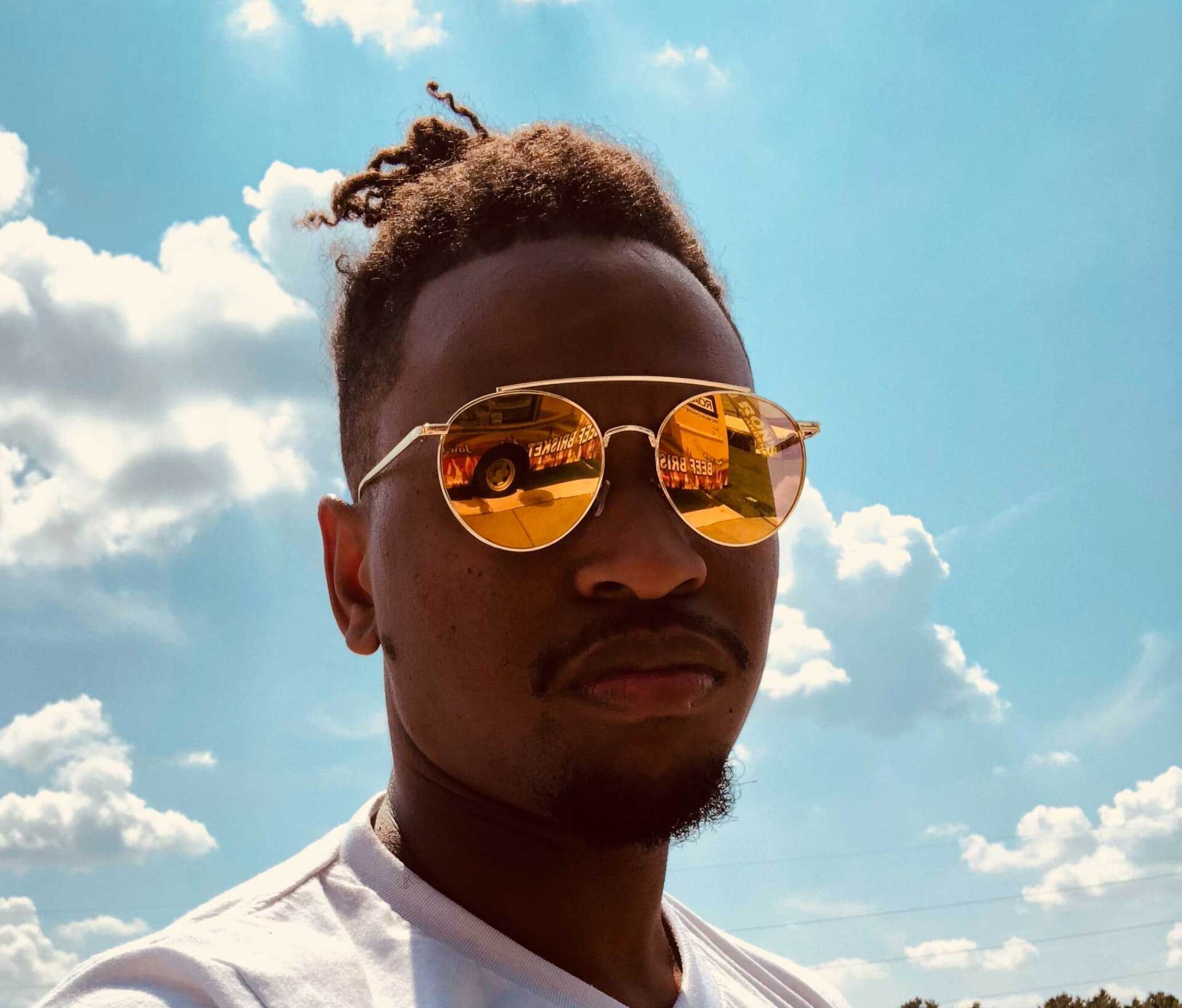 Un hommes aux verres solaires miroirs